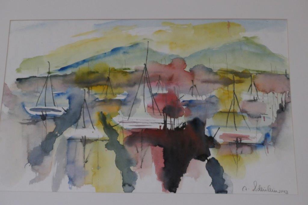 Bunte Segelschiffe im Hafen, Hintergrund 2 Berge